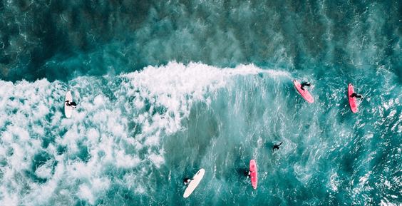 surfeurs dans la mer. Gamme Allianz Dynamic Multi-Asset ISR